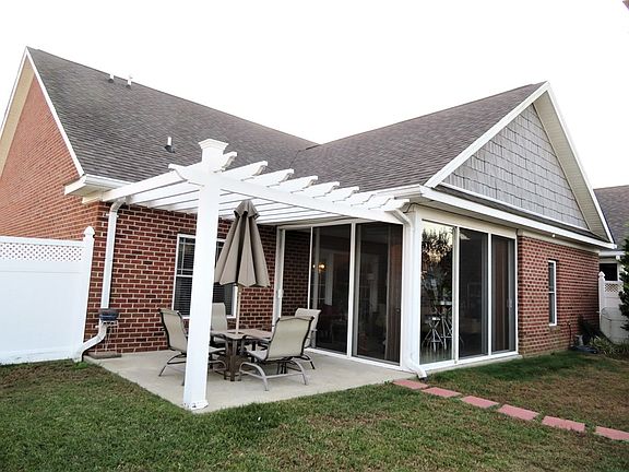 3rd image of 132 Savannah Cir N