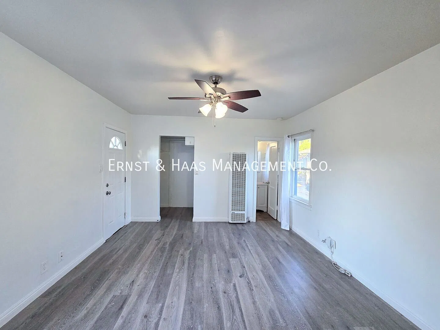 Beautiful Studio with Patio & Gated Yard in Long Beach! — Photo 2