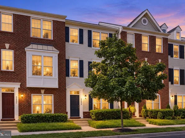 42896 Pamplin Ter, Chantilly, VA 20152