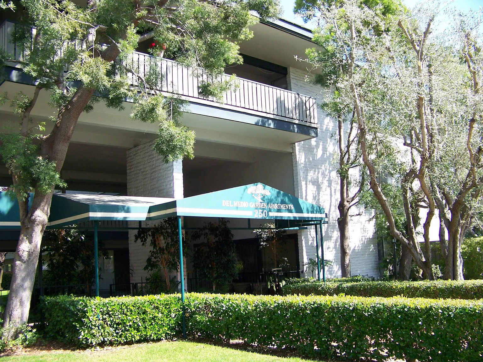 Del Medio Garden Apartments — Photo 3