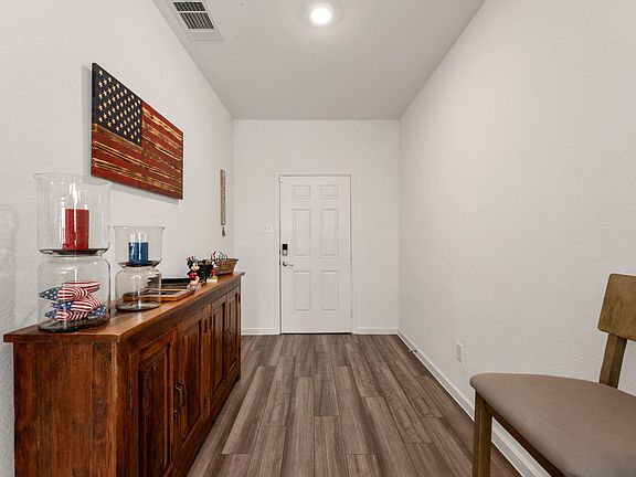 5th image of 718 Amesbury Rd