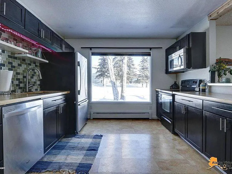 2160 Stanford Dr — Photo 4