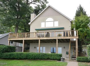 45008 Woodman Dr, Paw Paw, MI 49079