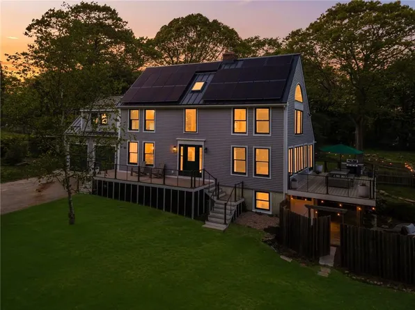 40 Charlotte Ave N, Saunderstown, RI 02874