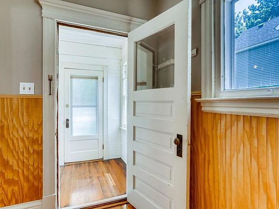 4th image of 2318 2nd St NE