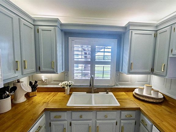 3rd image of 70 Royal Oak Ct APT 107