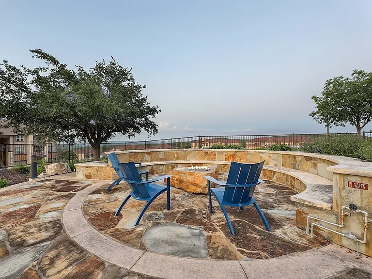 Outdoor fire pit