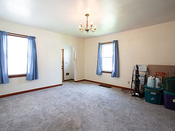5th image of 618 Maple St
