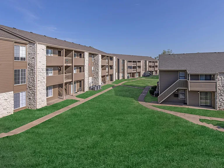 Cobblestone Apartments — Photo 6