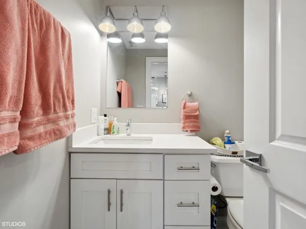 330 W Evergreen Ave APT 3, Chicago, IL 60610