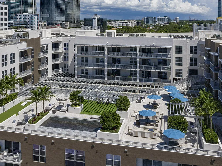 Blu27 at Edgewater — Photo 53
