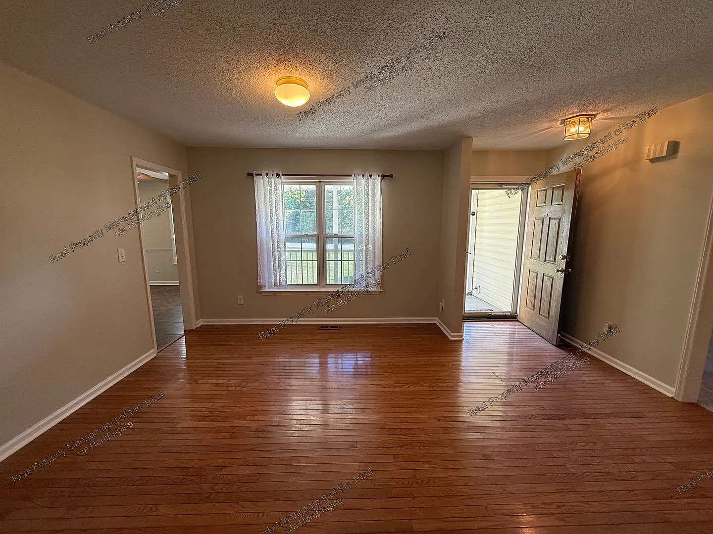 3 bed, 2.0 bath, 1663 sqft, $1,995 — Photo 3