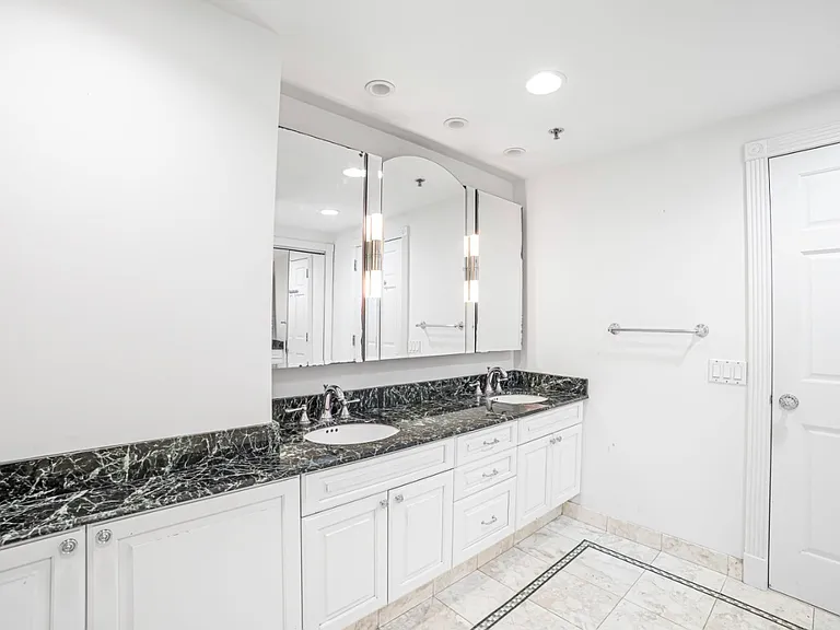 100 E Huron St #3504 — Photo 31