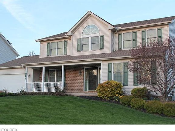 3rd image of 925 Carrie Ln