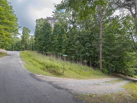 5th image of 165 Maple Dr
