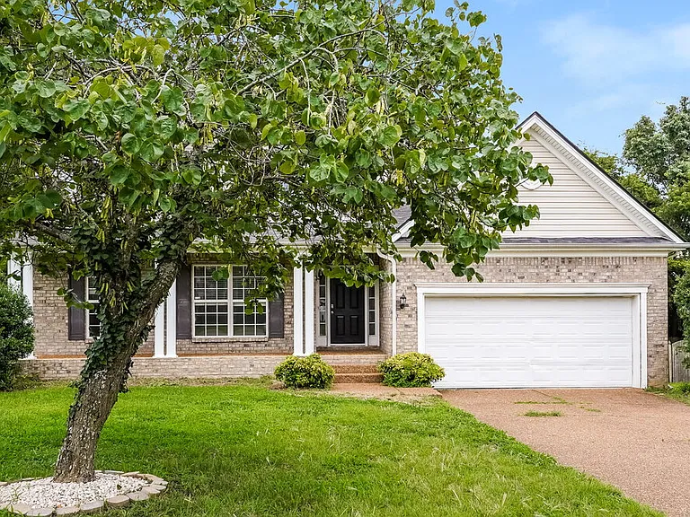 209 Briarcotes Cir — Photo 1