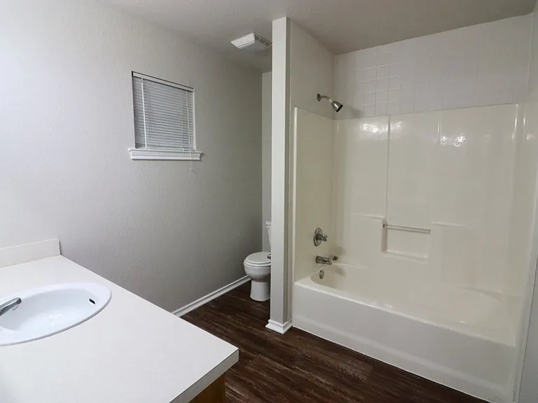 1124 W Spring St — Photo 8