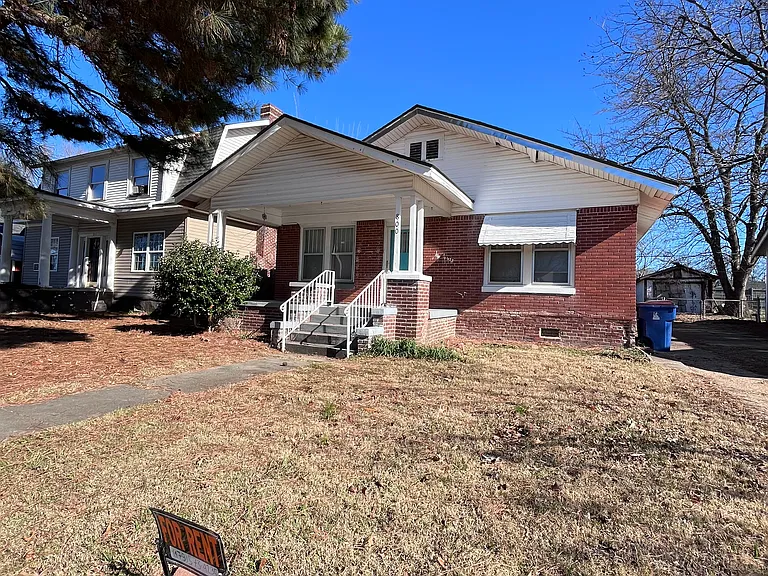800 Clifton Ct — Photo 2