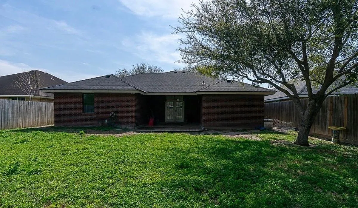 3 bed, 2.0 bath, 1468 sqft, $1,700 — Photo 2