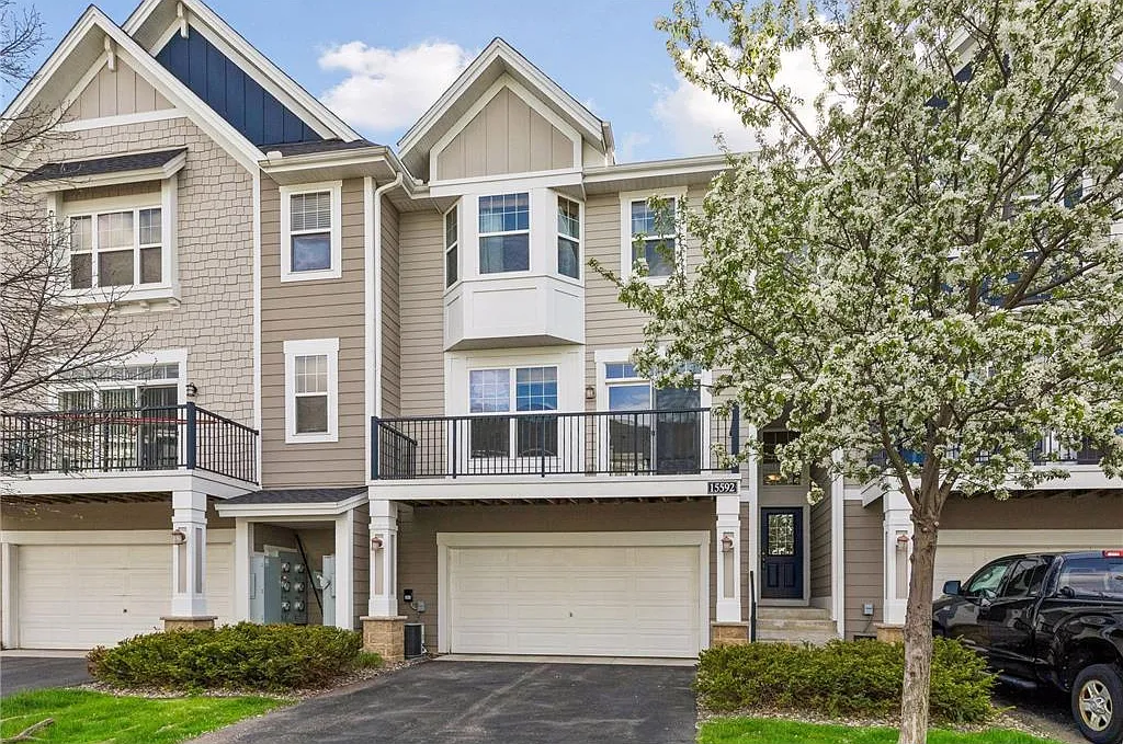 2 bed, 1.5 bath, 1550 sqft, $2,200 — Photo 1