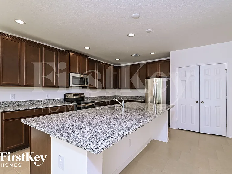 900 Avenal Ln — Photo 7