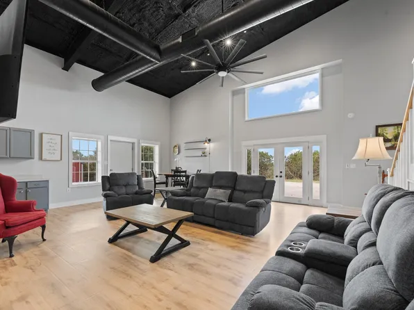 420 Overlook Dr, Cleburne, TX 76033