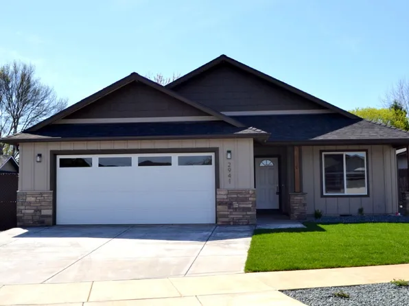 2941 Naples Dr, Grants Pass, OR 97527