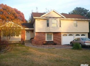 1 Breeze Hill Ct, Ridge, NY 11961