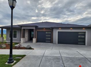 572 Autumn Hills Dr, Medford, OR