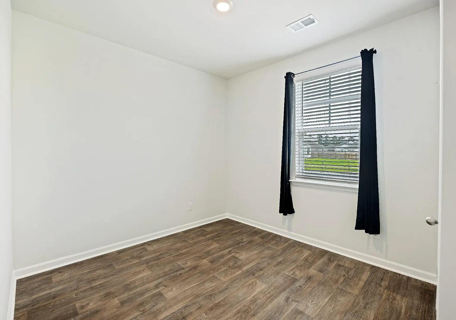 830 Lilyford Ln — Photo 3