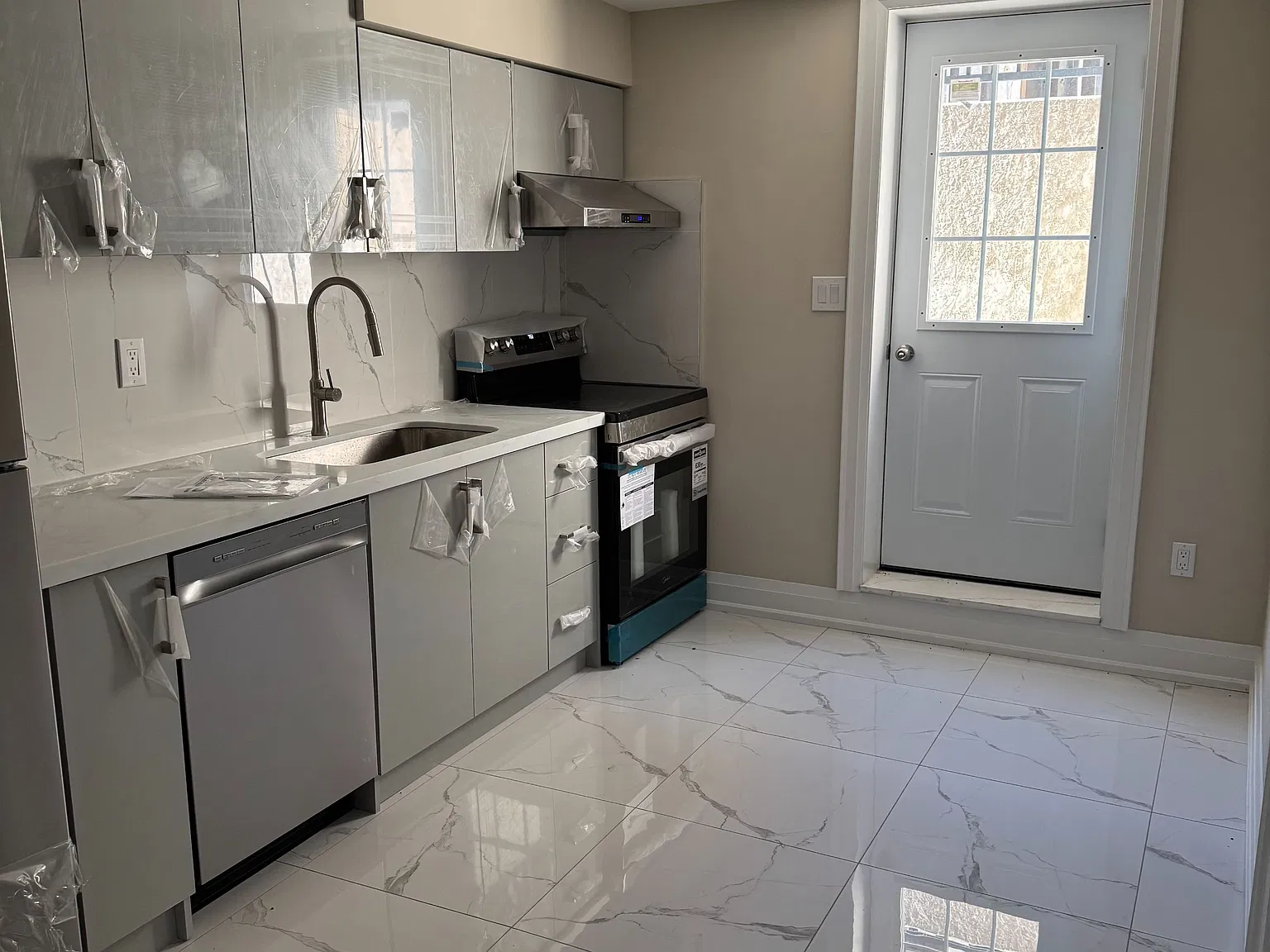 3 bed, $1,600 — Photo 3
