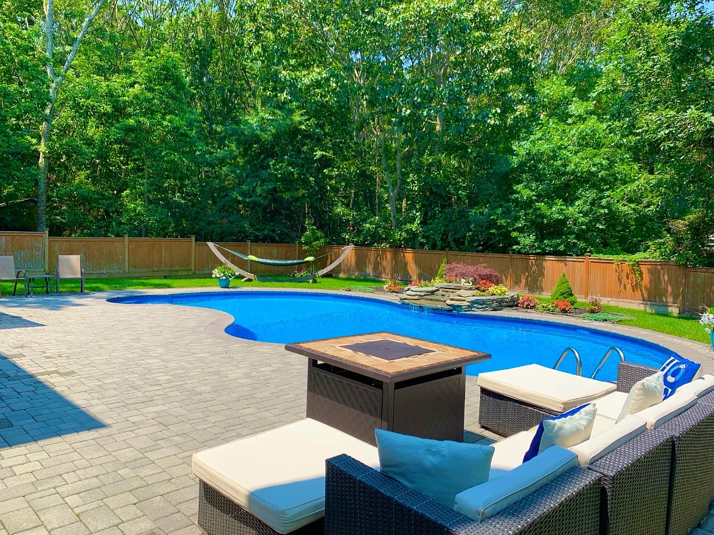 Beautiful Outdoor Living Close to All — Photo 2