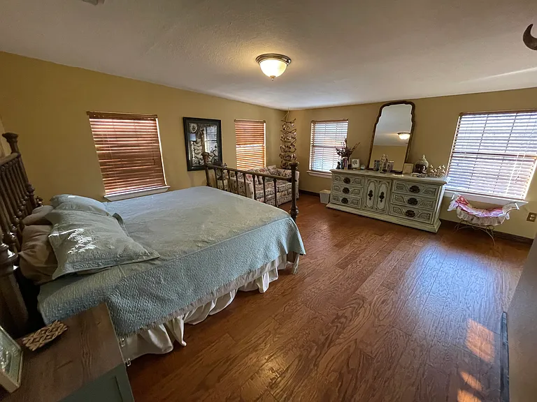 344 Simpson Ave — Photo 2
