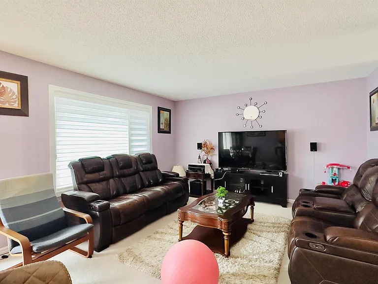 4609 163a Ave NW — Photo 2