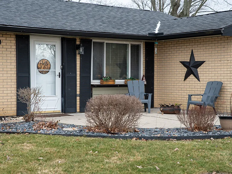 Welcome to your home away from home! A charming and peaceful ranch-style retreat.