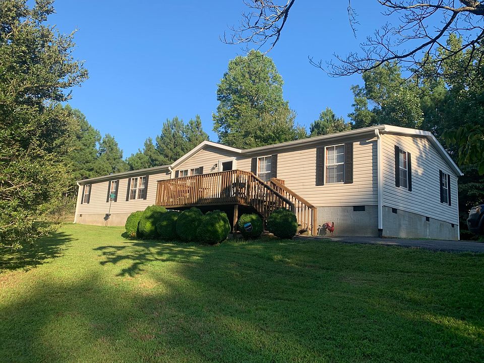 Idyllic private 4 acre property with fenced area for dog and a doggie door