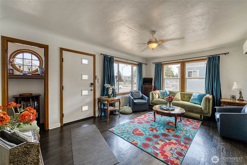 2nd image of 2525 Veldee Avenue