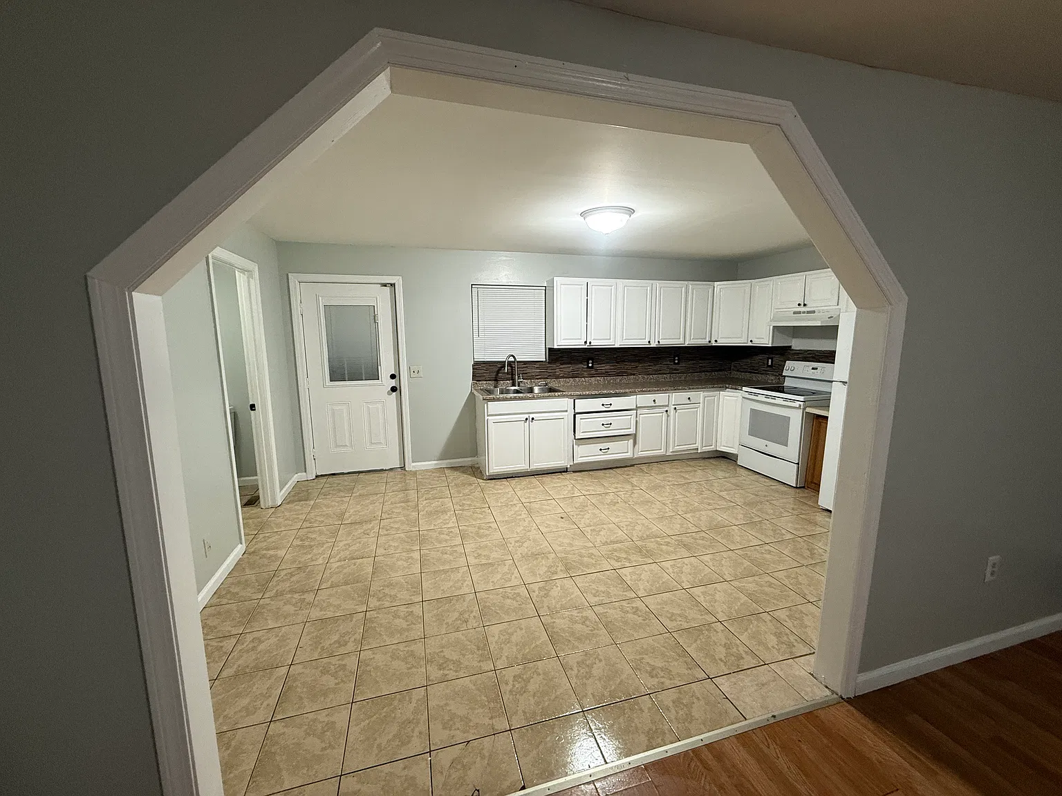 3 bed, 1.5 bath, 2520 sqft, $2,600 — Photo 4