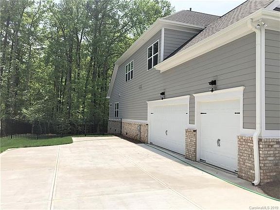 3rd image of 208 Seven Oaks Lndg