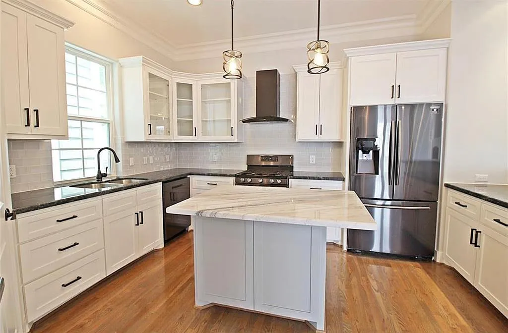 3 bed, 3.5 bath, 2590 sqft, $3,695 — Photo 2