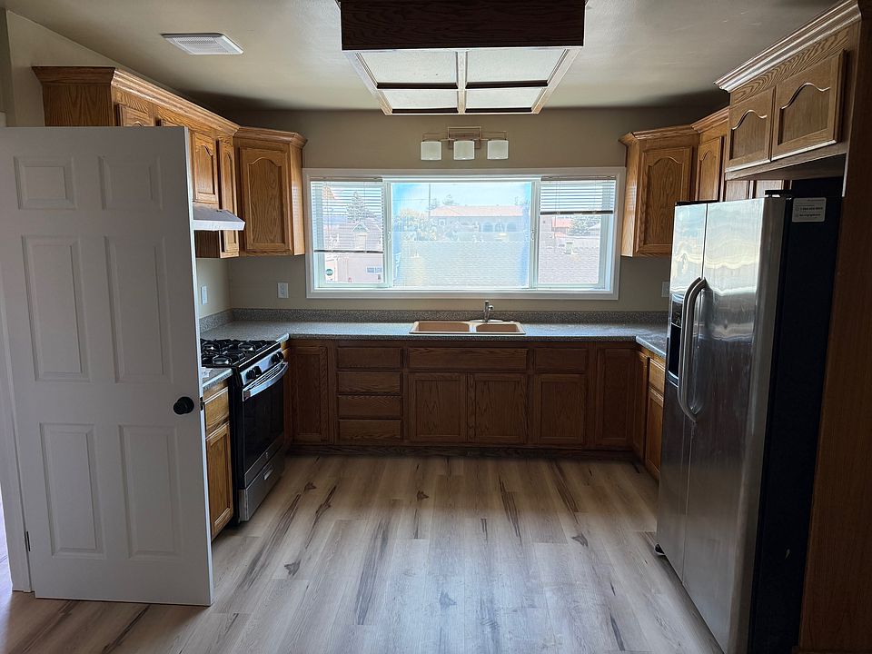 Kitchen & Dining Area