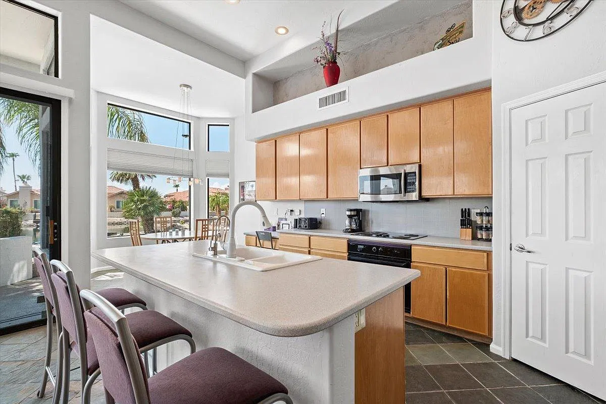 3 bed, 2428 sqft, $10,000 — Photo 4