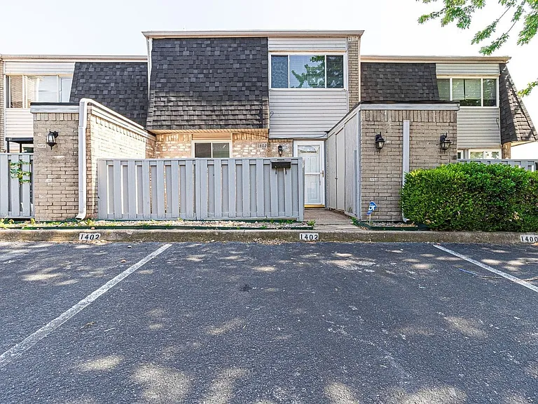 1402 Bill Carrol Dr — Photo 1