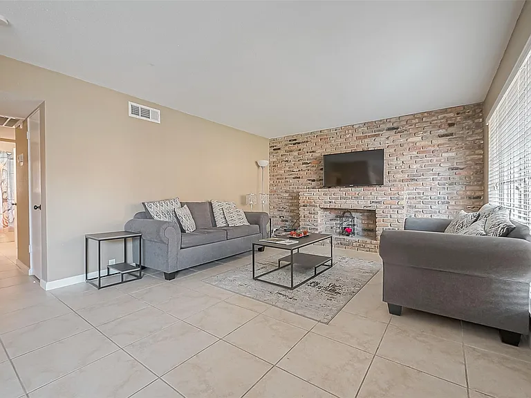 2101 Fountain View Dr #19 — Photo 4