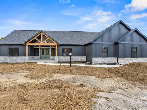 21 Long Grove Dr, Monticello, IL 61856