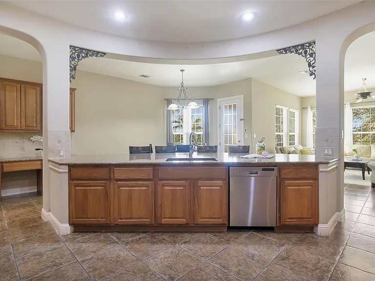 5600 Laguna Cliff Ln — Photo 8