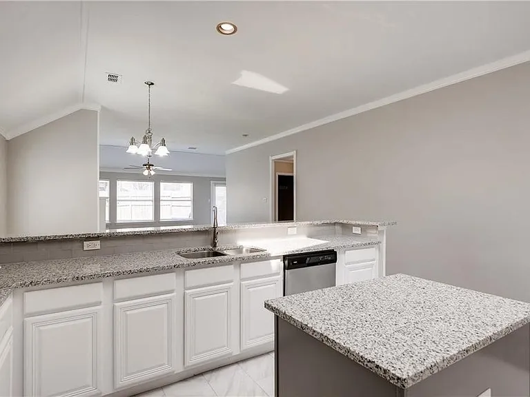 2425 Ravenhurst Dr — Photo 5