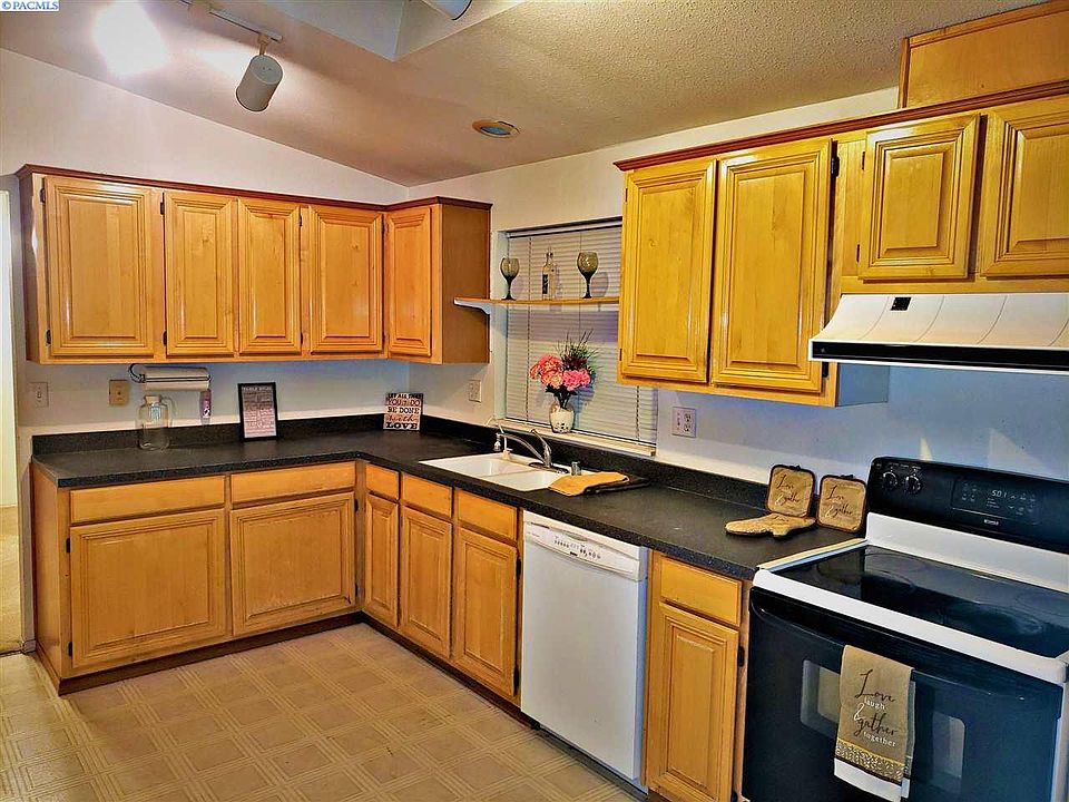 2nd image of 611 N Waldemar Ave