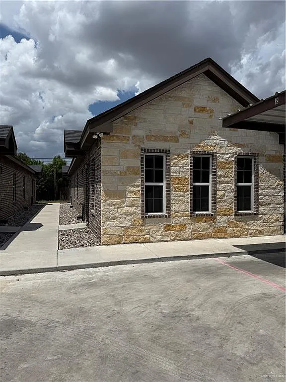 2 bed, 2.0 bath, 1000 sqft, $1,000 — Photo 1
