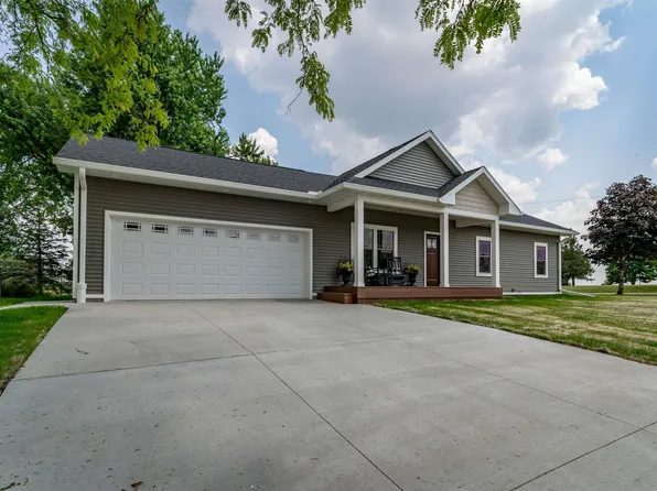 806 E 1st St, Grundy Center, IA 50638